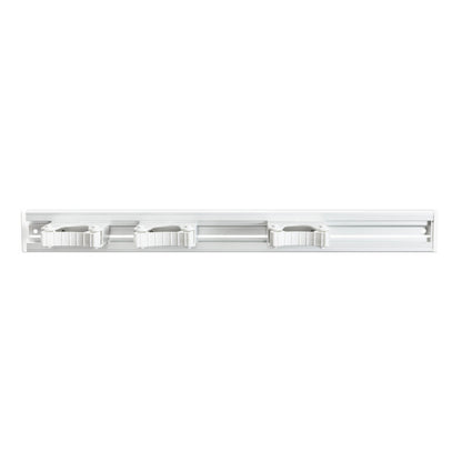 Η Haug Bürsten KG ALU-GERÄTELEISTE, 3 θήκες στυλεών, 510x55mm είναι ένα λευκό, τοίχου τοποθετημένο ράφι αποθήκευσης με τρεις ρυθμιζόμενες σχισμές και ορατές οπές στερέωσης, ιδανικό για την οργάνωση εργαλείων καθαρισμού όπως σκούπες και σφουγγαρίστρες.