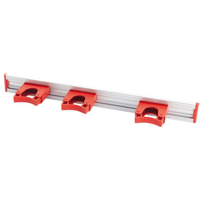 Η Haug Bürsten KG ALU-GERÄTELEISTE, 3 ΘΗΚΕΣ ΣΤΥΛΕΩΝ (510x55mm), διαθέτει ασημένια αλουμινένια ράγα με τρεις κόκκινες θήκες - ιδανική για την οργάνωση σκουπών και σφουγγαρίστρων και τη διατήρηση της τάξης.