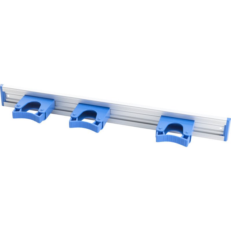 Η Haug Bürsten KG ALU-GERÄTELEISTE (510x55mm) διαθέτει τρεις ομοιόμορφα κατανεμημένες μπλε θήκες από πλαστικό, ιδανικές για την οργάνωση εργαλείων ή καθαριστικών στον τοίχο.