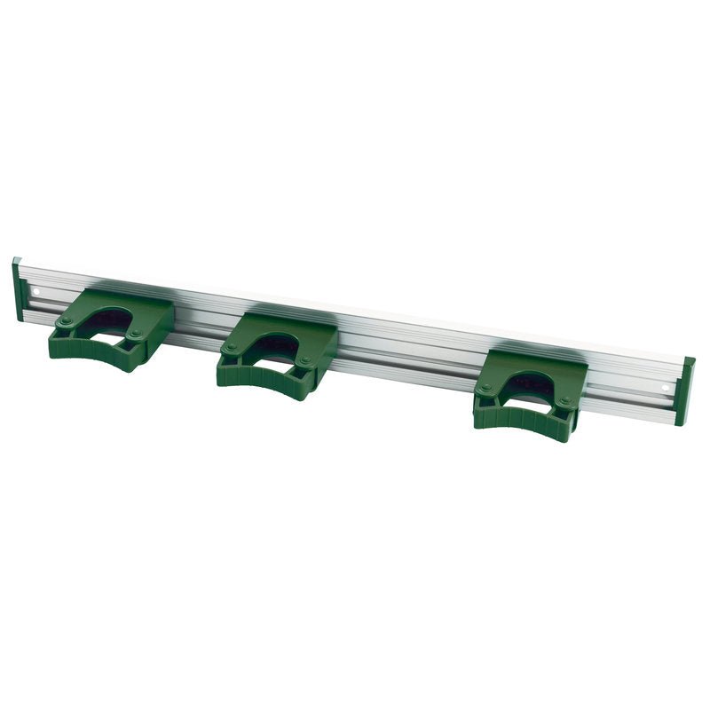 Η Haug Bürsten KG ALU-GERÄTELEISTE, 3 ΘΗΚΕΣ ΣΤΥΛΕΩΝ, 510x55mm είναι μια τοίχου τοποθετημένη θήκη με τρεις πράσινες θήκες από πλαστικό για την αποθήκευση σκουπών, σφουγγαρίστρων ή καθαριστικών εργαλείων.