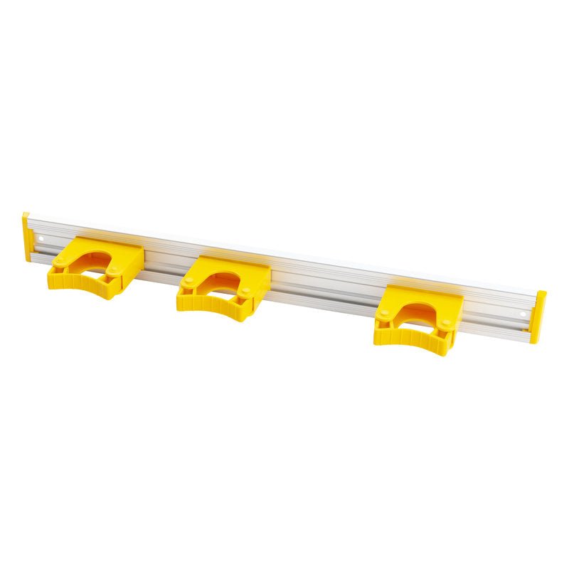 Η Haug Bürsten KG ALU-GERÄTELEISTE, 3 ΘΗΚΕΣ ΣΤΥΛΕΩΝ (510x55mm) είναι μια τοίχου τοποθετημένη αλουμινένια ράγα με τρεις κίτρινες κλιπ για την ανάρτηση αντικειμένων όπως σκούπες ή σφουγγαρίστρες.