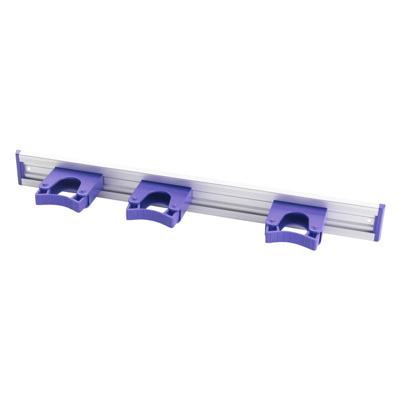 Η Haug Bürsten KG ALU-GERÄTELEISTE (510x55mm) διαθέτει 3 ομοιόμορφα κατανεμημένες μοβ θήκες στυλεών από πλαστικό για την τοποθέτηση εργαλείων όπως σκούπες ή σφουγγαρίστρες, που είναι τοποθετημένες σε μια ανθεκτική αλουμινένια ράγα.