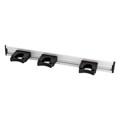 Η Haug Bürsten KG ALU-GERÄTELEISTE, 3 ΘΗΚΕΣ ΣΤΥΛΕΩΝ, 510x55mm είναι ένας τοίχου τοποθετημένος οργανωτής με τρεις μαύρες θήκες από πλαστικό για την πρακτική αποθήκευση εργαλείων ή εξοπλισμού.