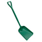 Die SCHAUFEL, GROß, EINTEILIG von Haug Bürsten KG ist eine grüne PP-Kunststoffschaufel (400x340x1110mm) mit D-förmigem Griff und breiter Schaufel - ideal für die Gartenarbeit. Hergestellt aus strapazierfähigem Material. Isoliert auf weißem Hintergrund.