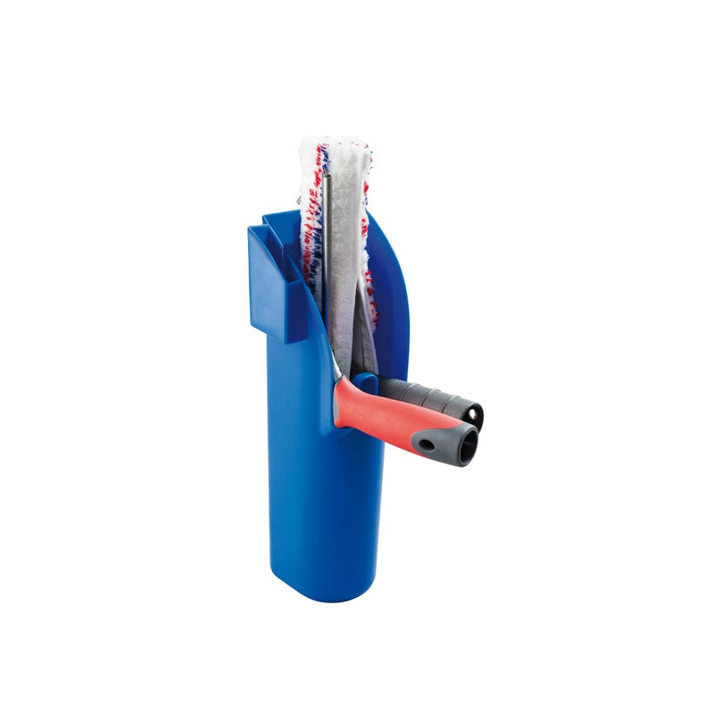 Το μπλε πλαστικό δοχείο για ανάρτηση (115x100x325 mm) από την Haug Bürsten KG περιέχει έναν αποξεστήρα παραθύρων με γκρι/κόκκινη λαβή και έναν καθαριστήρα παραθύρων με λευκό κάλυμμα μικροϊνών.