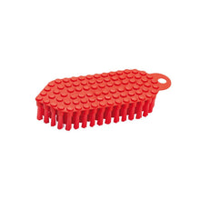 Μια κόκκινη Haug Bürsten KG FLEXO-BÜRSTE, PBT ø 0,35MM MITTEL (190x70x25 mm) βούρτσα καθαρισμού με σκληρές τρίχες και μια λαβή με δομημένο, ανάγλυφο μοτίβο κουκκίδων στην κορυφή καθώς και μια τρύπα για κρέμασμα.