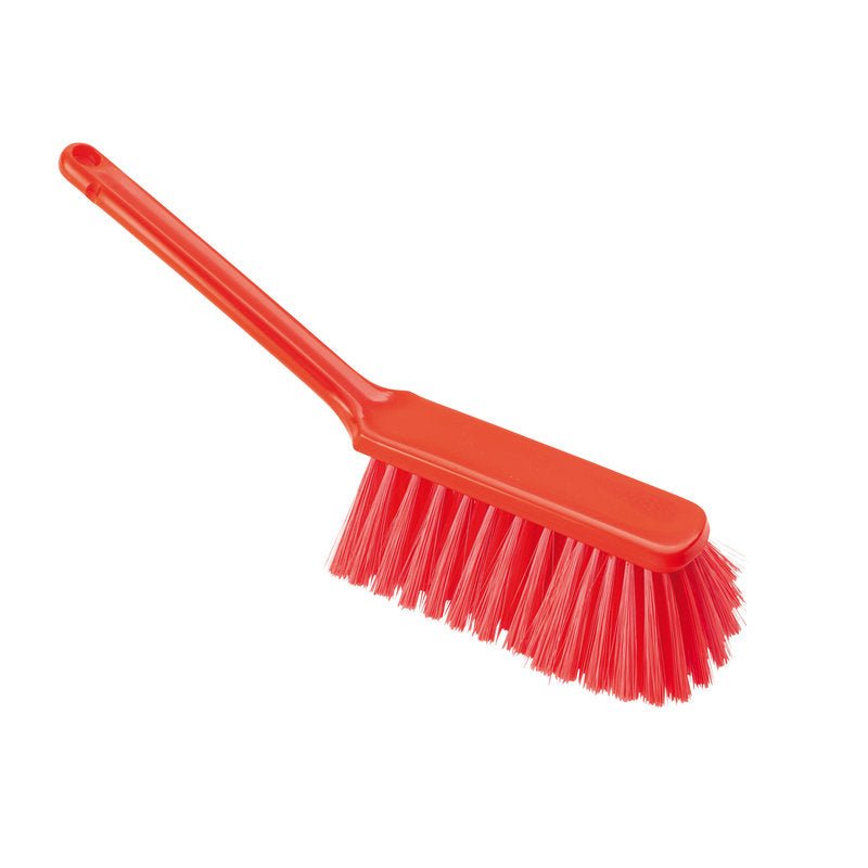 Η HANDBESEN, PBT UNGESCHLITZT, 310X40X50MM από Haug Bürsten KG είναι μια κόκκινη πλαστική σκούπα χειρός με ίσια λαβή και πυκνά πακεταρισμένες τρίχες, ιδανική για τον καθαρισμό δαπέδων, απεικονίζεται σε λευκό φόντο.