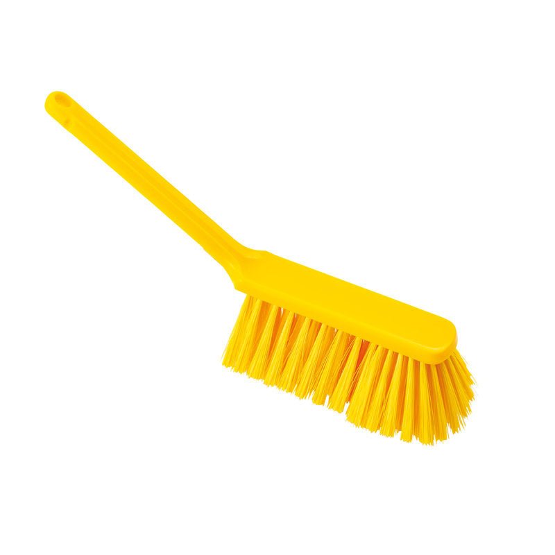 Η HANDBESEN, PBT UNGESCHLITZT, 310x40x50mm από Haug Bürsten KG είναι μια κίτρινη πλαστική βούρτσα χειρός με μακρύ στέλεχος και άκαμπτες τρίχες για τον καθαρισμό δαπέδων, που απεικονίζεται σε λευκό φόντο.