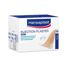 Μία συσκευασία με 100 Hansaplast Soft ενέσιμα επιθέματα (4 x 1,9 cm) από την Beiersdorf AG για ευαίσθητο δέρμα, κατασκευασμένα από υποαλλεργικό υλικό. Έρχεται σε λευκή και μπλε συσκευασία με πολυγλωσσικό κείμενο και απεικόνιση επιθέματος.