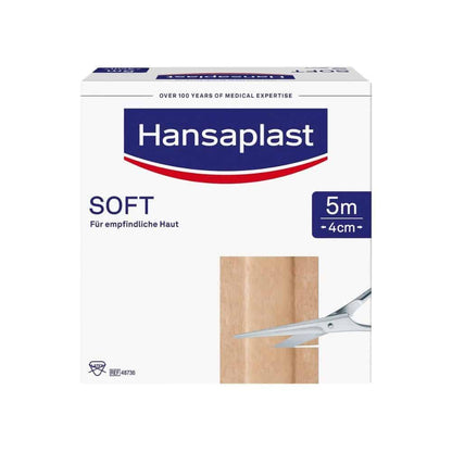 Ένα κουτί με Hansaplast Soft Pflaster της Beiersdorf AG, με την επιγραφή «για ευαίσθητο δέρμα» στα γερμανικά, με πλάτος 5 εκ. x 4 εκ. Η συσκευασία είναι εξοπλισμένη με ψαλίδι για κοπή.