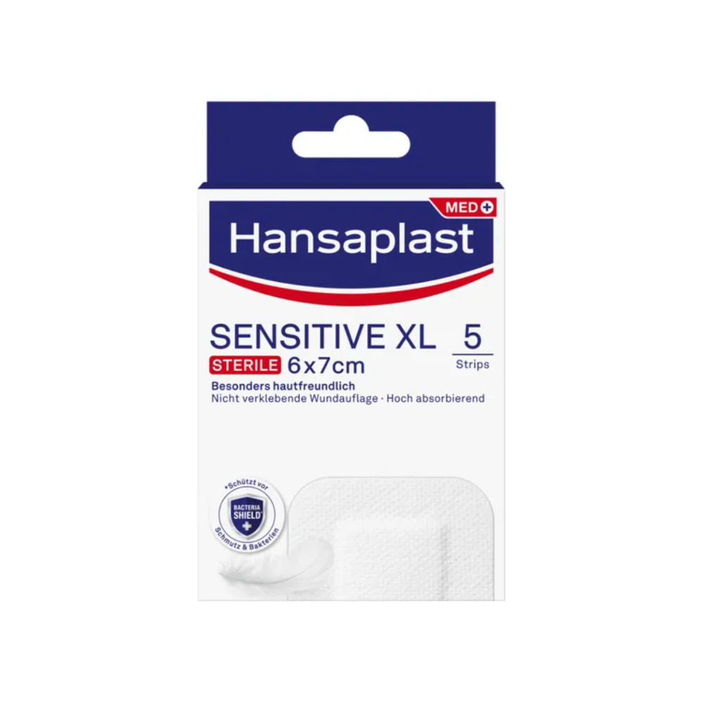 Η εικόνα δείχνει μια συσκευασία με Hansaplast Sensitive XL, αποστειρωμένο, ιδιαίτερα φιλικό προς το δέρμα, αποστειρωμένες επιδέσμους της Beiersdorf AG, ιδανικές για αποτελεσματική φροντίδα πληγών. Η συσκευασία περιέχει 5 επιδέσμους με διαστάσεις 6 cm x 7 cm. Η συσκευασία τονίζει τις φιλικές προς το δέρμα και μη κολλητικές ιδιότητες του προϊόντος με υψηλή απορροφητικότητα.