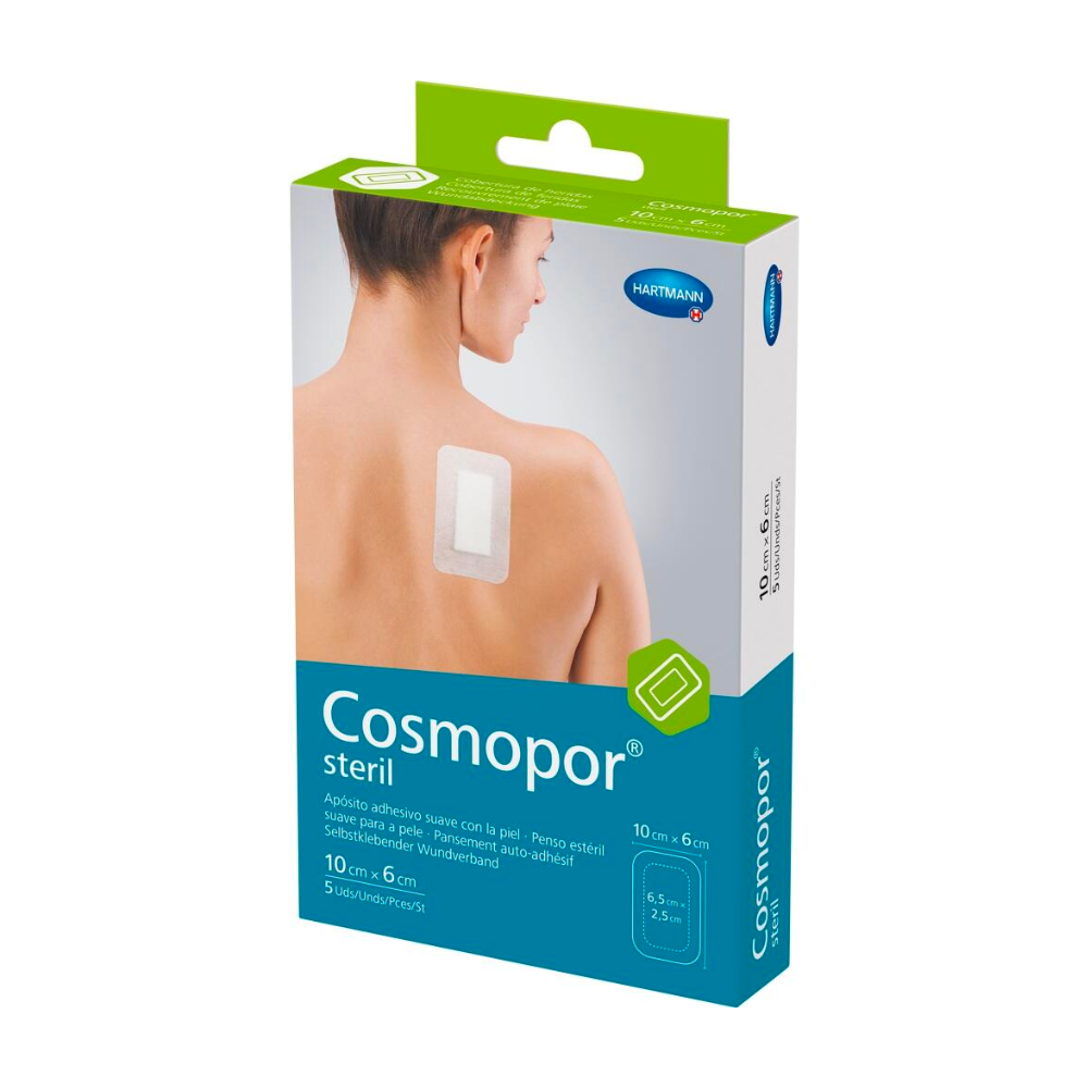 Ένα κουτί Hartmann Cosmopor® Steril Επίδεσμος τραύματος-αυτοκόλλητο. Επάνω είναι απεικονισμένη μια γυναίκα που τοποθετεί έναν επίδεσμο στον ώμο της για μετεγχειρητική φροντίδα τραύματος. Στη συσκευασία αναφέρονται οι διαστάσεις και αναφέρεται ότι το προϊόν είναι αποστειρωμένο.