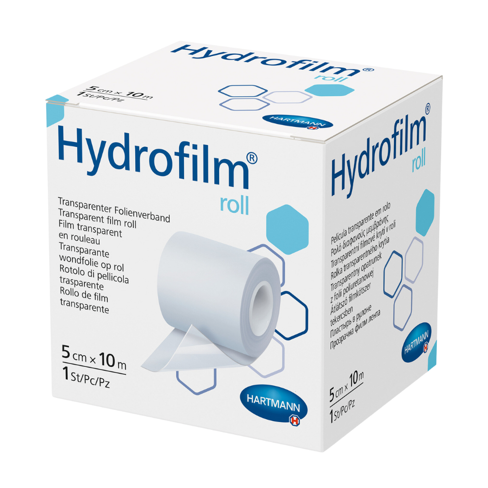 Ένα κουτί Hartmann Hydrofilm®-Rolle της Paul Hartmann AG, ένας διαφανής επίδεσμος φιλμ. Η συσκευασία είναι κυρίως λευκή και ανοιχτό μπλε και δείχνει το όνομα του προϊόντος, εικόνες εφαρμογής και πληροφορίες μεγέθους.