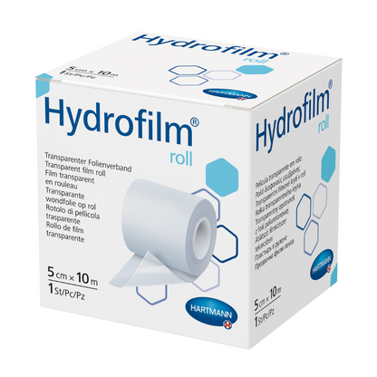 Ένα κουτί Hartmann Hydrofilm®-Rolle της Paul Hartmann AG, ένας διαφανής επίδεσμος φιλμ. Η συσκευασία είναι κυρίως λευκή και ανοιχτό μπλε και δείχνει το όνομα του προϊόντος, εικόνες εφαρμογής και πληροφορίες μεγέθους.