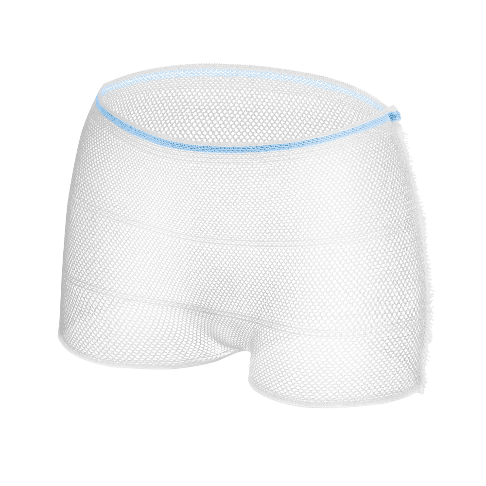 Το εσώρουχο MoliCare® Fixpants της Paul Hartmann AG είναι ένα ημιδιαφανές, λευκό εσώρουχο μιας χρήσης από υλικό δικτύου με μπλε ζώνη και είναι ιδανικό για μία μόνο χρήση με επιθέματα ακράτειας. Απεικονίζεται σε απλό, λευκό φόντο.