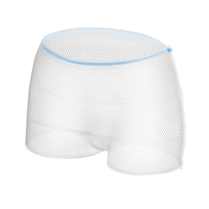 Το εσώρουχο MoliCare® Fixpants της Paul Hartmann AG είναι ένα ημιδιαφανές, λευκό εσώρουχο μιας χρήσης από υλικό δικτύου με μπλε ζώνη και είναι ιδανικό για μία μόνο χρήση με επιθέματα ακράτειας. Απεικονίζεται σε απλό, λευκό φόντο.