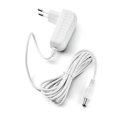 Ο προσαρμογέας AC/DC P1 της Paul Hartmann AG Veroval διαθέτει αριστερά ένα λευκό, δίπολο βύσμα και δεξιά ένα μακρύ, περιτυλιγμένο καλώδιο με κυλινδρική σύνδεση. Οι ραβδωτές πλευρές του προσφέρουν κράτημα και τον καθιστούν ιδανικό για την παροχή ρεύματος σε συσκευές όπως το πιεσόμετρο βραχίονα Veroval.