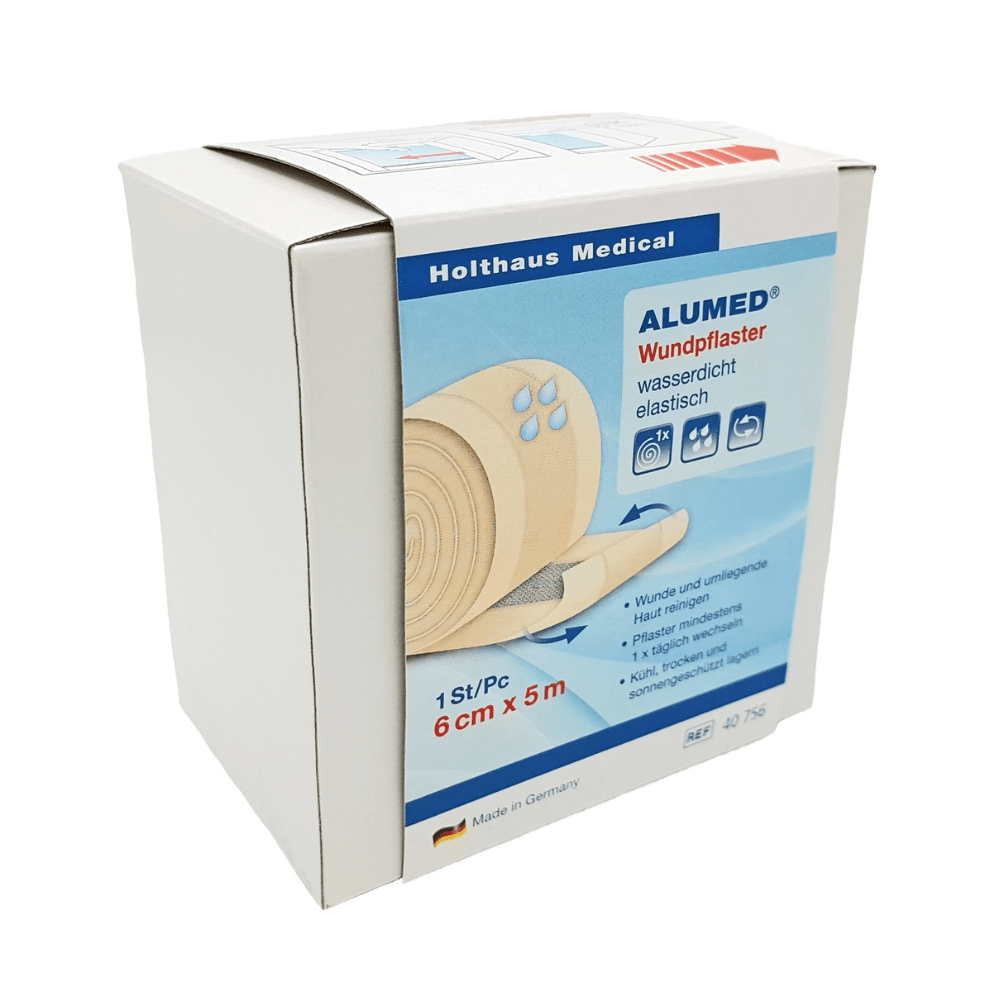 Ένα λευκό κουτί Holthaus Alumed® επίδεσμο τραυμάτων, 6 cm x 5 m από την Holthaus Medical GmbH & Co. KG δείχνει μια εικόνα του ρολού επιδέσμου και αναφέρει ότι είναι υποαλλεργικό, αδιάβροχο και ελαστικό. Το κείμενο στο κουτί του αδιάβροχου επιδέσμου είναι κυρίως στα γερμανικά. Το προϊόν κατασκευάζεται στη Γερμανία.
