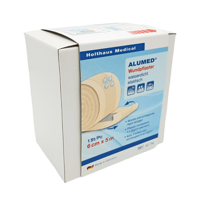 Ένα λευκό κουτί Holthaus Alumed® επίδεσμο τραυμάτων, 6 cm x 5 m από την Holthaus Medical GmbH & Co. KG δείχνει μια εικόνα του ρολού επιδέσμου και αναφέρει ότι είναι υποαλλεργικό, αδιάβροχο και ελαστικό. Το κείμενο στο κουτί του αδιάβροχου επιδέσμου είναι κυρίως στα γερμανικά. Το προϊόν κατασκευάζεται στη Γερμανία.