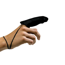 Ένα χέρι φοράει ένα δερμάτινο δαχτυλήθρα Holthaus Ypsimed Gr 3 από την Holthaus Medical GmbH & Co. KG, που καλύπτει ένα δάχτυλο, ενώ ένα κορδόνι είναι τυλιγμένο γύρω από τον καρπό για να κρατήσει τη μαριονέτα στη θέση της. Το φόντο είναι απλό λευκό.