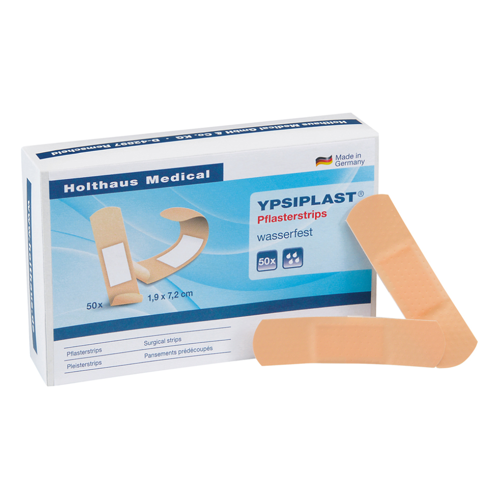 Απεικονίζεται ένα κουτί Holthaus Ypsiplast® Pflasterstrips, ανθεκτικά στο νερό από την Holthaus Medical GmbH & Co. KG. Το κουτί με την επιγραφή «Made in Germany» δείχνει μια εικόνα των λωρίδων και αναφέρει ότι περιέχει 50 αδιάβροχες λωρίδες επιδέσμων με διαστάσεις 1,9 cm x 7,2 cm. Δύο λωρίδες φαίνονται επίσης έξω από το κουτί.