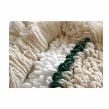 Nahaufnahme des Arcora Hospital Quattro Mopp von Arcora International GmbH - ideal für Bodenbeläge im Gesundheitswesen, mit cremefarbener und weißer Webstruktur und einem dunkelgrünen Diagonalstreifen, perfekt für die einfache Pflege in medizinischen Einrichtungen.