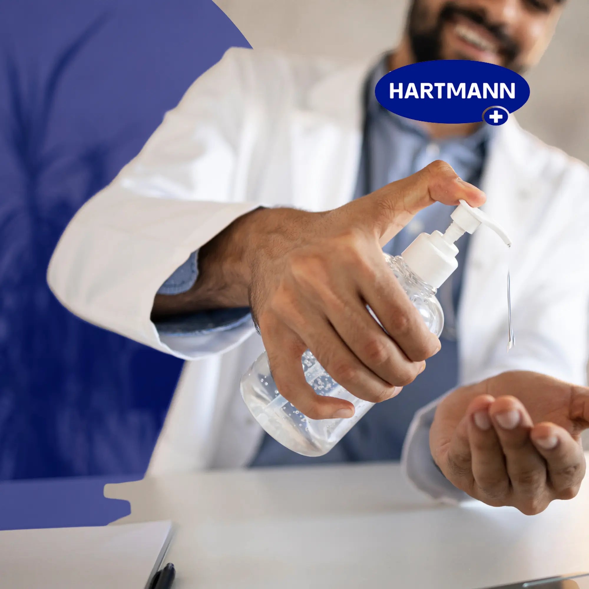 Eine Person in einem weißen Laborkittel spendet Handdesinfektionsmittel aus einer durchsichtigen Pumpflasche auf ihre Handfläche. Ein blaues "HARTMANN"-Logo erscheint in der Nähe der oberen rechten Ecke des Bildes.