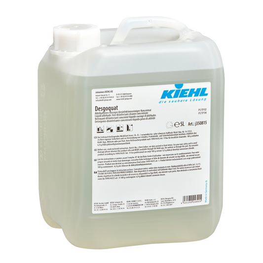 Ein durchsichtiger Kunststoffbehälter mit Henkel und weißer Kappe, beschriftet mit "Kiehl Desgoquat" der Johannes Kiehl KG. Das mehrsprachige Etikett informiert über das aldehydfreie flüssige Desinfektionsreiniger-Konzentrat zur Flächendesinfektion und die Anwendungshinweise.