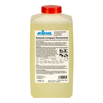 Ένα ορθογώνιο πλαστικό δοχείο 2 λίτρων με κόκκινο καπάκι και λευκή ετικέτα δείχνει τη μάρκα Johannes Kiehl KG και τις πληροφορίες προϊόντος για το Kiehl Desinet-compact Konzentrat, ένα υγρό συμπύκνωμα καθαριστικού απολυμαντικού χωρίς αλδεΰδες στη γερμανική γλώσσα.