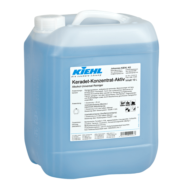 Ένα δοχείο 10 λίτρων από διαφανές πλαστικό με λαβή και βιδωτό καπάκι, γεμάτο με μπλε υγρό. Ετικέτα: "Kiehl Keradet-Konzentrat-Aktiv Alkohol-Universal-Reiniger" της Johannes Kiehl KG, για καθαρισμό χωρίς γραμμές, καθώς και οδηγίες και σύμβολα ασφαλείας.