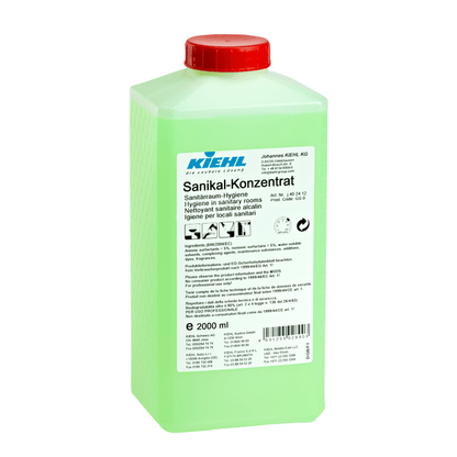 Ένα πράσινο, ορθογώνιο πλαστικό δοχείο 2 λίτρων της Johannes Kiehl KG με την επιγραφή "Kiehl Sanikal-Konzentrat Sanitärraum-Hygiene" είναι εξοπλισμένο με κόκκινο καπάκι και πολυγλωσσικές οδηγίες προϊόντος και εφαρμογής στην μπροστινή πλευρά.