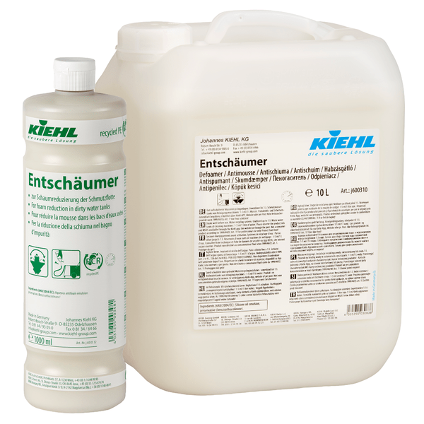 Ένα μπουκάλι 1L και ένα δοχείο 10L της Kiehl Entschäumer για τη μείωση του αφρού στον στόλο απορριμμάτων της Johannes Kiehl KG. Και τα δύο λευκά δοχεία φέρουν γερμανικές ετικέτες με πράσινη και μπλε γραφή καθώς και το λογότυπο της μάρκας.