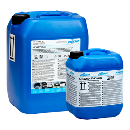 Δύο μπλε πλαστικά δοχεία - ένα μεγάλο και ένα μικρό - του ARCANDIS-Classic Εντατικού Απορρυπαντικού Πιάτων της Johannes Kiehl KG, ελαφρώς χλωριούχο· και τα δύο με μαύρο καπάκι και λεπτομερείς λευκές ετικέτες. Ιδανικό για επαγγελματικά πλυντήρια πιάτων.