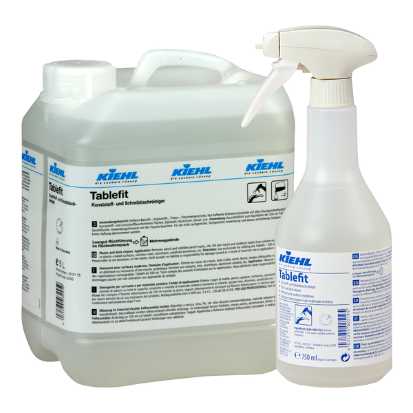 Ένας δοχείο 5 λίτρων και ένα μπουκάλι ψεκασμού 750 ml, και τα δύο με την επιγραφή "Kiehl Tablefit Kunststoff- und Schreibtischreiniger" της Johannes Kiehl KG, είναι εξοπλισμένα με λευκές και μπλε ετικέτες με πληροφορίες προϊόντος και λογότυπα και περιέχουν ένα υγρό καθαριστικό διάλυμα.