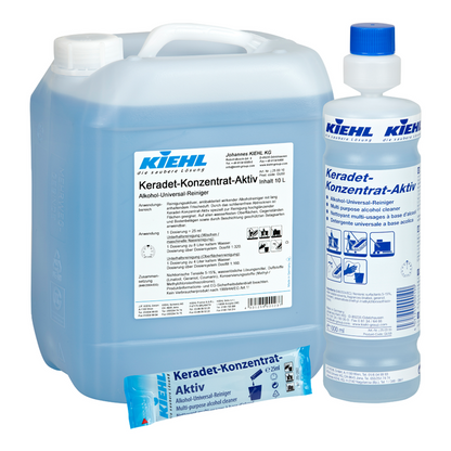 Δύο δοχεία (ένα δοχείο 10 λίτρων και ένα μικρότερο μπουκάλι) καθώς και μια μπλε σακούλα μιας χρήσης Kiehl Keradet-Aktiv Alkohol-Universal-Reiniger της Johannes Kiehl KG, με γερμανική ετικέτα και κατάλληλο για όλες τις επιφάνειες.