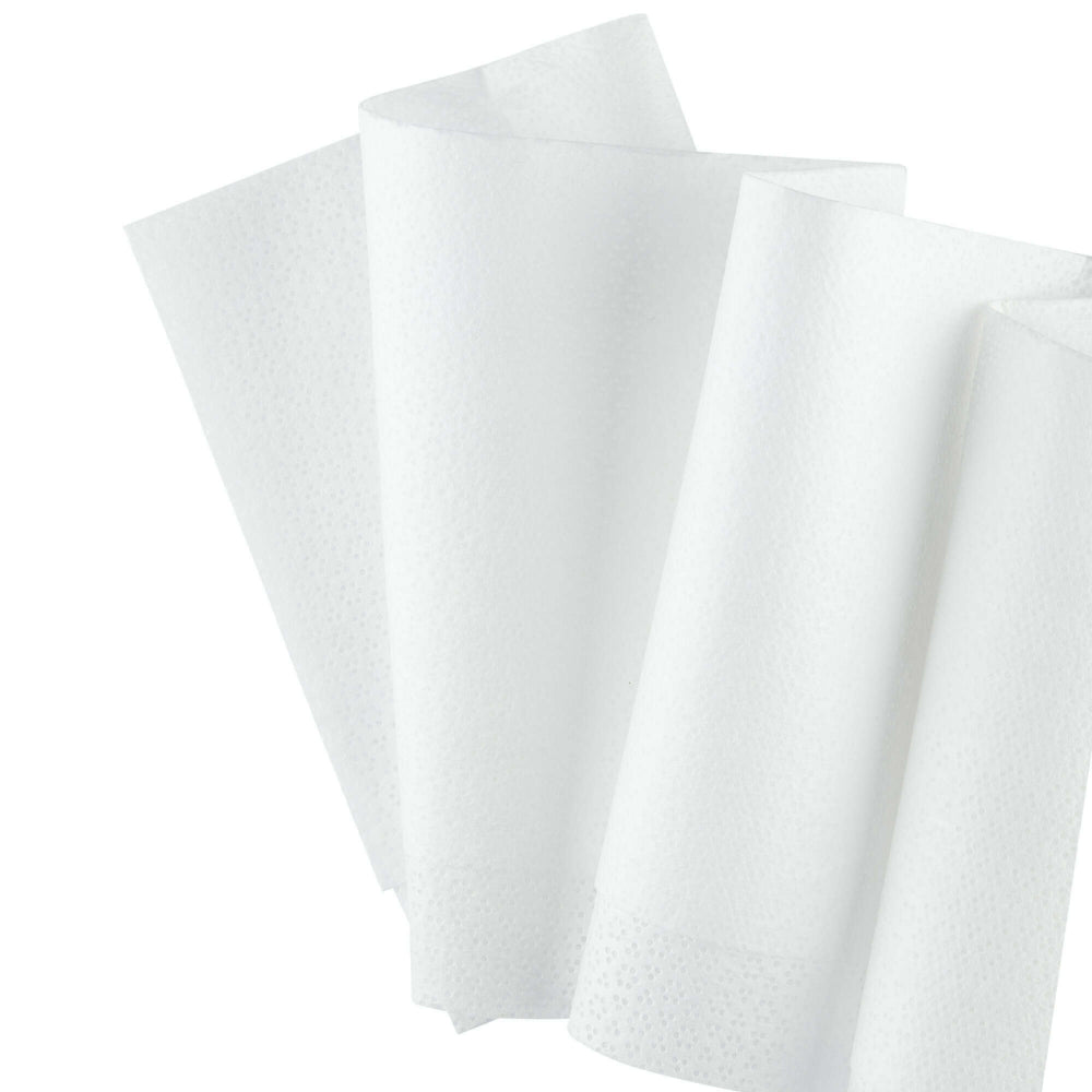 Μια κοντινή λήψη τριών λευκών WypAll® Wettask™ Wischtücher της Kimberly-Clark GmbH, ξεδιπλωμένα και ελαφρώς επικαλυπτόμενα, δείχνει την δομημένη επιφάνειά τους - ιδανικά για βιομηχανικές εφαρμογές όπως απομάκρυνση λαδιού. Κουτί: 6 ρόλοι των 140 φύλλων.