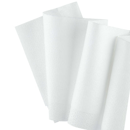 Μια κοντινή λήψη τριών λευκών WypAll® Wettask™ Wischtücher της Kimberly-Clark GmbH, ξεδιπλωμένα και ελαφρώς επικαλυπτόμενα, δείχνει την δομημένη επιφάνειά τους - ιδανικά για βιομηχανικές εφαρμογές όπως απομάκρυνση λαδιού. Κουτί: 6 ρόλοι των 140 φύλλων.