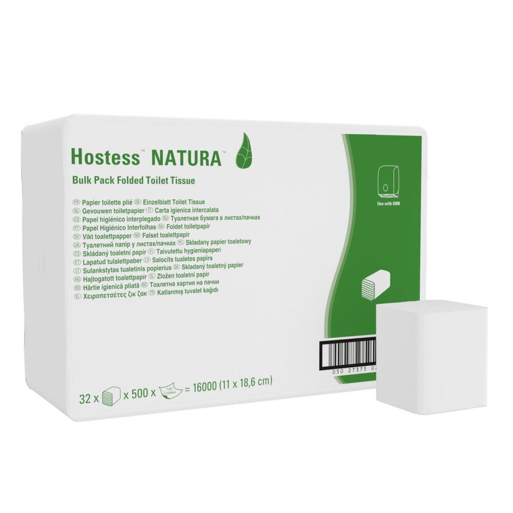 Μια λευκή συσκευασία με την επιγραφή "Hostess™ NATURA Χαρτί Υγείας - Σύστημα Μονοφύλλου / Λευκό / 500" της Kimberly-Clark GmbH δείχνει πληροφορίες προϊόντος, ένα πράσινο τμήμα, μια εικόνα διπλωμένων χαρτομάντηλων και έναν γραμμωτό κώδικα. Μπροστά βρίσκεται ένα φιλικό προς το περιβάλλον χαρτί υγείας.