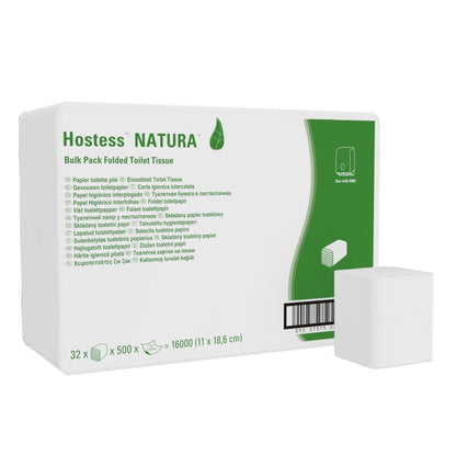 Μια λευκή συσκευασία με την επιγραφή "Hostess™ NATURA Χαρτί Υγείας - Σύστημα Μονοφύλλου / Λευκό / 500" της Kimberly-Clark GmbH δείχνει πληροφορίες προϊόντος, ένα πράσινο τμήμα, μια εικόνα διπλωμένων χαρτομάντηλων και έναν γραμμωτό κώδικα. Μπροστά βρίσκεται ένα φιλικό προς το περιβάλλον χαρτί υγείας.