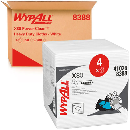 Ένα κουτί με την επιγραφή "WypAll® X80 PowerClean - Τετράδιπλα/Λευκά - 4 Σακούλες x 50 Φύλλα | Κουτί (4 σακούλες)" της Kimberly-Clark GmbH βρίσκεται πίσω από μια στοίβα καθαριστικών πανιών με σύμβολα εφαρμογής και γραφικά βιομηχανικού καθαρισμού στη συσκευασία του.