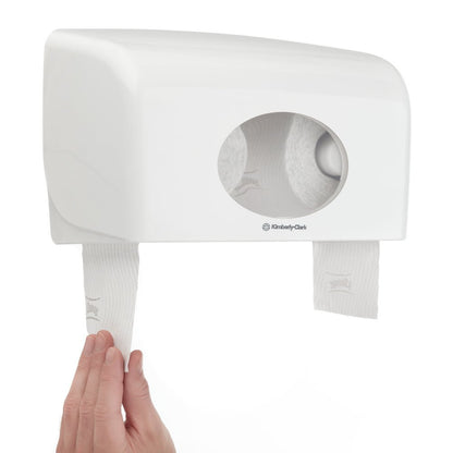 Ένα χέρι τραβάει τα ρολά χαρτιού τουαλέτας Kleenex® της Kimberly-Clark GmbH (λευκό, 8 συσκευασίες x 12 μικρά ρολά, 250 φύλλα το καθένα) από έναν διανομέα διπλού τοιχώματος με οβάλ παράθυρο - ιδανικό για χρήση με αυτό το κουτί (8 πακέτα).