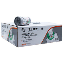 Ένα κουτί γκρι σακούλες απορριμμάτων DEISS First Plus Pcr, στο οποίο απεικονίζεται ένας ρόλος, έχει διαστάσεις 30 λίτρα και 500 x 600 mm. Περιέχει 36 ρόλους με 50 σακούλες ο καθένας. Το κουτί φέρει τα λογότυπα της EMIL DEISS KG (GmbH + Co.) και ένα σύμβολο «Easy Open», που υποδεικνύει τη σύνθεση 40% ανακυκλωμένου υλικού μετά την κατανάλωση και αποτελεί μια κλιματικά ουδέτερη επιλογή.