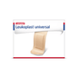 Το κουτί τσιρότων Leukoplast® Universal Strips της BSN Medical GmbH δείχνει στο μπροστινό μέρος ένα μόνο μπεζ αυτοκόλλητο επίδεσμο. Ο σχεδιασμός αποτελείται από ένα λευκό φόντο με κόκκινες και μπλε πινελιές και το όνομα της μάρκας στην κορυφή. Αυτά τα αυτοκόλλητα επιθέματα είναι ανθεκτικά στο νερό και τη βρωμιά και προσφέρουν αξιόπιστη προστασία.
