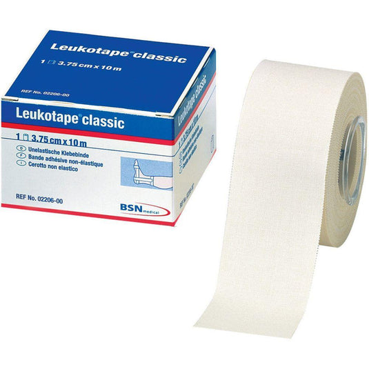 Ένα ρολό Leukotape Sport Tape Classic (3,75 cm x 10 m, λευκό) της BSN Medical GmbH για αθλητικούς τραυματισμούς έχει ξετυλιχθεί εν μέρει· στη συσκευασία αναγράφονται η ονομασία του προϊόντος, το μέγεθος και η μάρκα.