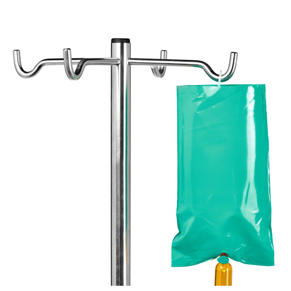 Απεικονίζεται μια βάση έγχυσης από μέταλλο με πολλαπλούς γάντζους, από τους οποίους ένας κρατά μια μερικώς ορατή B. Braun θήκη προστασίας από το φως για το Ecoflac® plus Green Bag. Η θήκη είναι απλή λευκή, ιδανική για ιατρική περίθαλψη με φωτοευαίσθητες λύσεις.