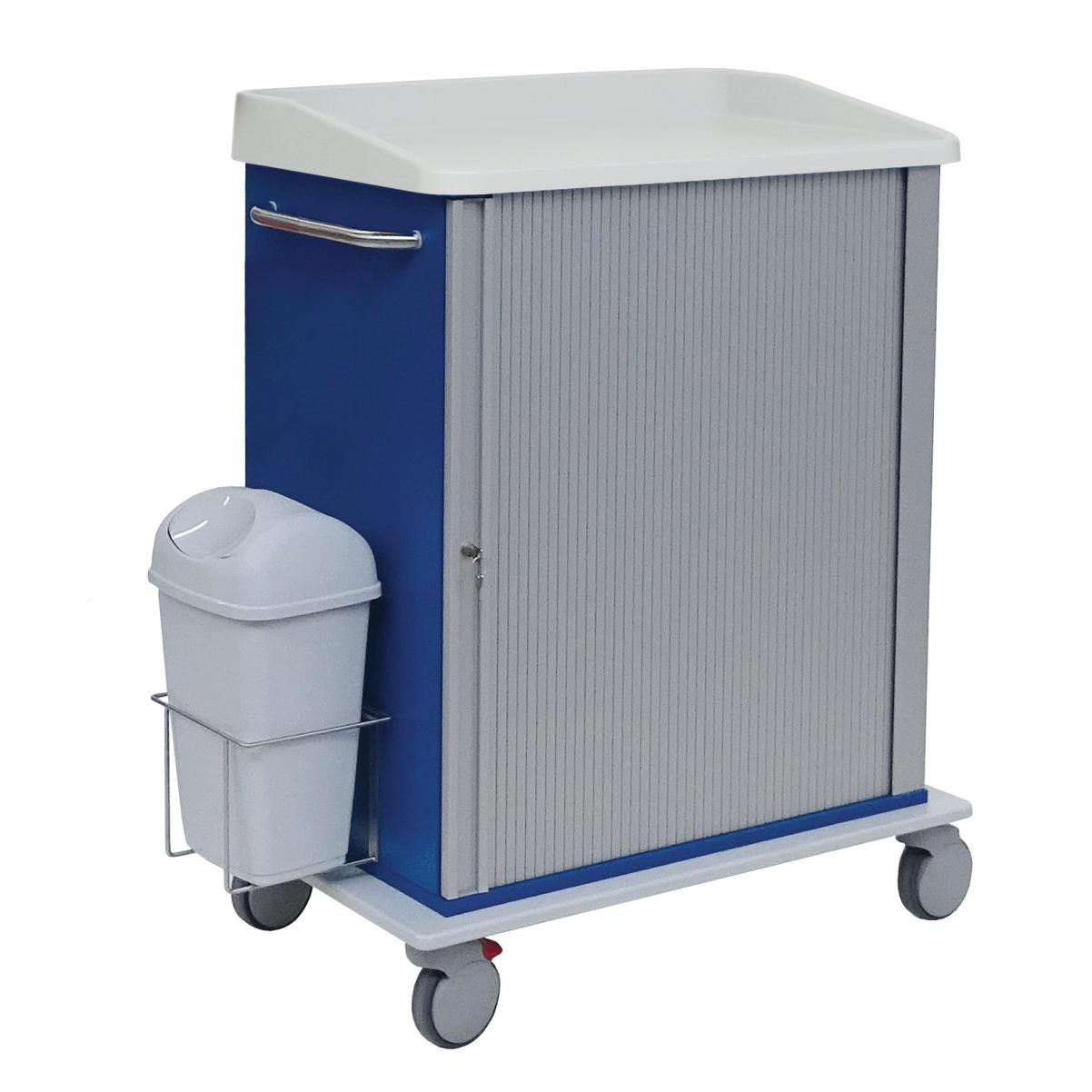 Ένα μπλε-γκρι καρότσι Novocal Modulwagen με πλήρη πλαστική επιφάνεια, κλειστή ρολόπορτα, λευκό κάλυμμα, τέσσερις τροχούς και πλευρικό κάδο απορριμμάτων - ιδανικό για ασφαλή μεταφορά εμπορευμάτων. 1 τεμάχιο συσκευασία. Μάρκα: Novocal.