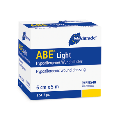 Ένα κουτί ελαστικού επιδέσμου τραύματος Meditrade ABE® Light της Meditrade GmbH με έναν ελαστικό επίδεσμο στις διαστάσεις 6 cm x 5 m, χαρακτηρισμένο σε μια μπλε-κίτρινη συσκευασία.