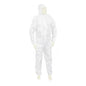 Ένα άτομο φοράει μια λευκή στολή προστασίας Meditrade Suavel® Yeti με κουκούλα, που καλύπτει πλήρως το σώμα, και στέκεται μπροστά από ένα λευκό φόντο. Η στολή φαίνεται ελαφριά και σχεδιασμένη για ασφάλεια.