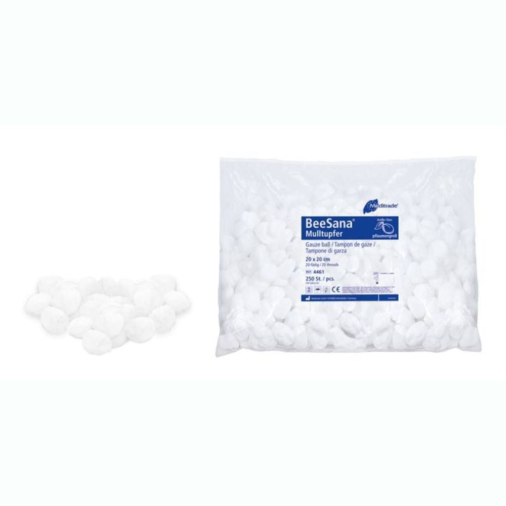 Στη δεξιά πλευρά φαίνεται μια συσκευασία Meditrade BeeSana® Mulltupfer ohne RöKo unsteril 20 x 20 cm Mullkompressen (250 τεμάχια) της Meditrade GmbH με αναλυτική ετικέτα. Στην αριστερή πλευρά είναι διάσπαρτες πολλές χαλαρές γάζες σε ένα αψεγάδιαστο λευκό φόντο.