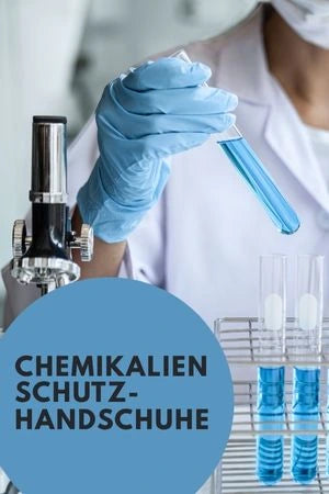 Bild eines Labormitarbeiters in einem weißen Laborkittel, der mit blauen Handschuhen eine Pipette hält und eine Flüssigkeit in ein Reagenzglas überträgt. Im Hintergrund sind Testrohre mit blauer Flüssigkeit zu sehen. Text im Banner: 'CHEMIKALIEN SCHUTZ-HANDSCHUHE'.
